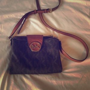 ✨Michael Kors small crossbody✨